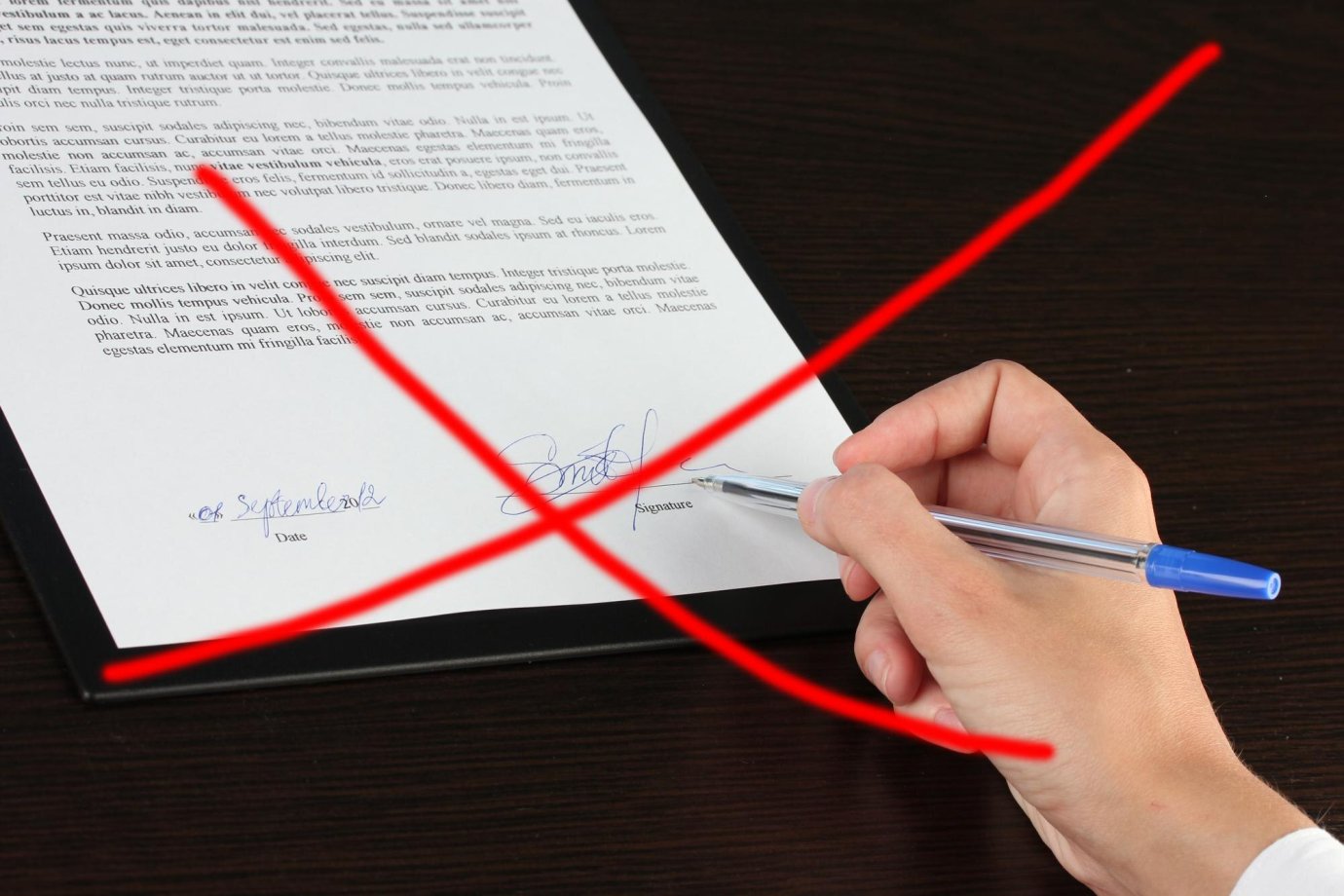 Editor checking press release guidelines for word count, images and links